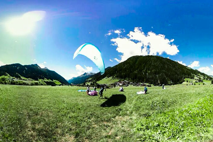 滑翔傘在Stubai山谷滑行